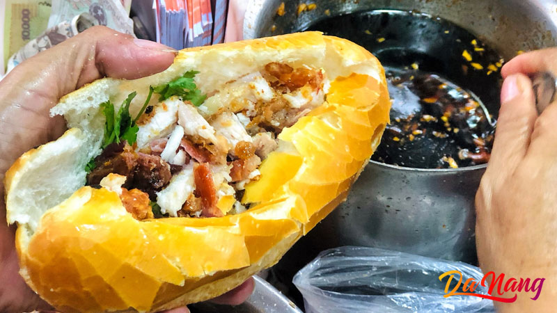 Banh-mi-heo-quay-huong-1-thanhphodanang
