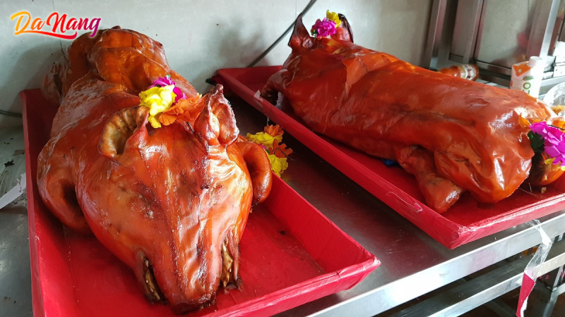 Top-5-dia-chi-mua-heo-sua-quay-da-nang-nguyen-con-cuc-ngon