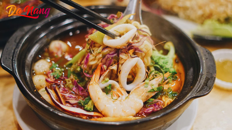 Top-8-quan-mi-cay-7-cap-do-o-da-nang-cay-xe-luoi-thanhphodanang